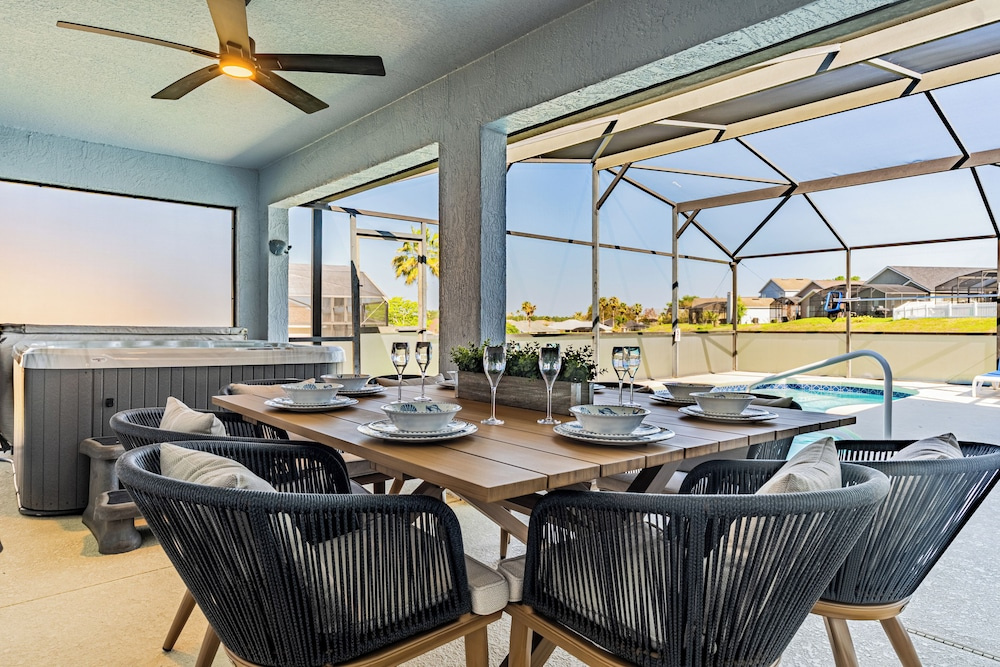 Ultimate Family Escape Near Disney - Sparkling Pool, Hot Tub & Epic Private Movie Room