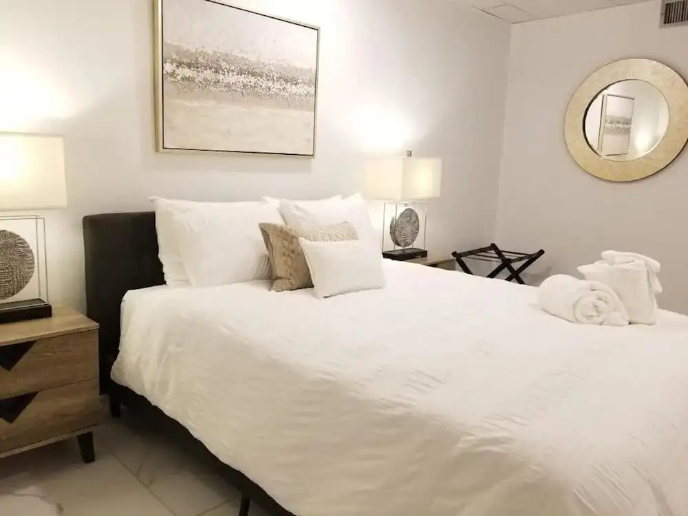 7 BR-Sleeps 15! Famous Lakefront by YouRent!