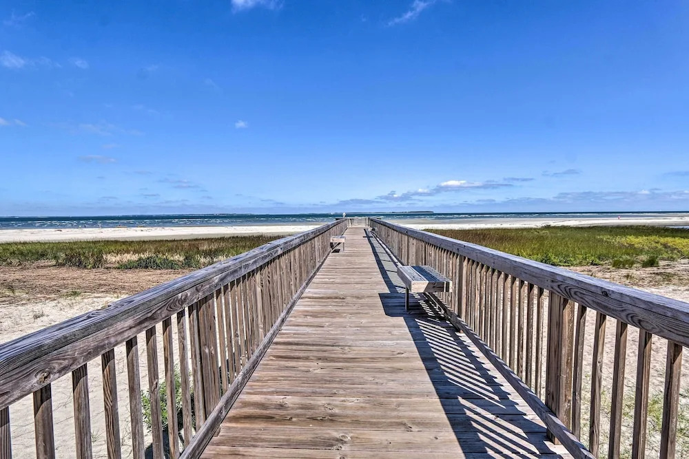 Beach + Pool Access: Colorful Hilton Head Condo!