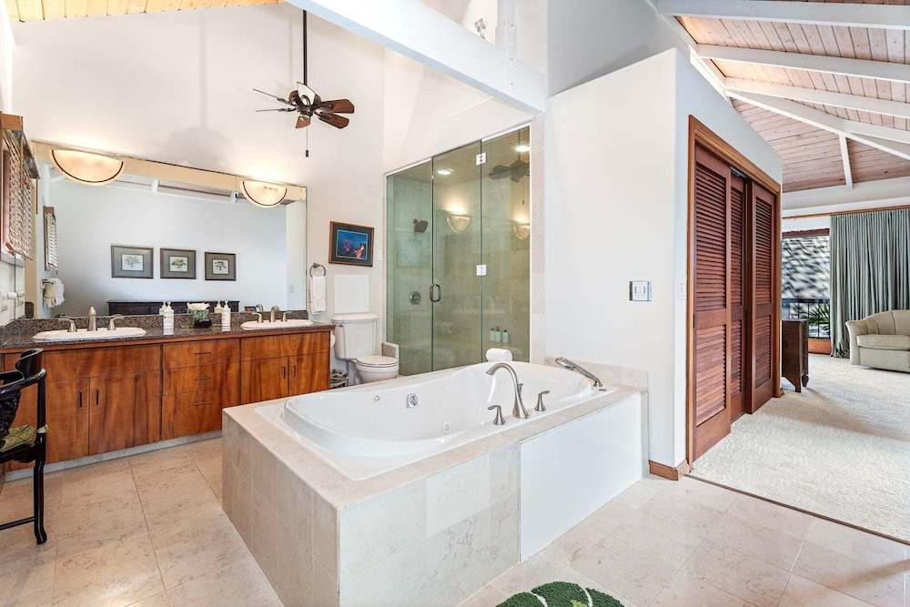Air-conditioned Ocean Front Hawaii Townhome! - Sleeps 6 - Vrkcv