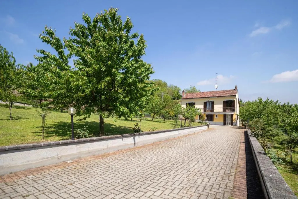 Villa Ciraldo in Monferrato with garden