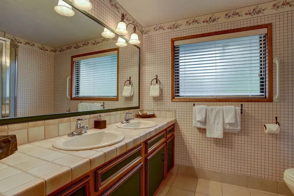 2 Pioneer Home features Brand New Hot Tub and Bikes to Explore Sunriver by RedAwning