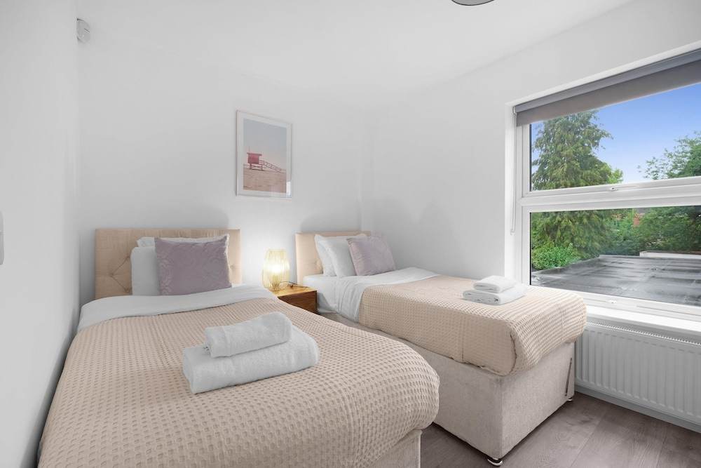 Stylish 4 Bedroom, 2.5-Bath Home in Borehamwood