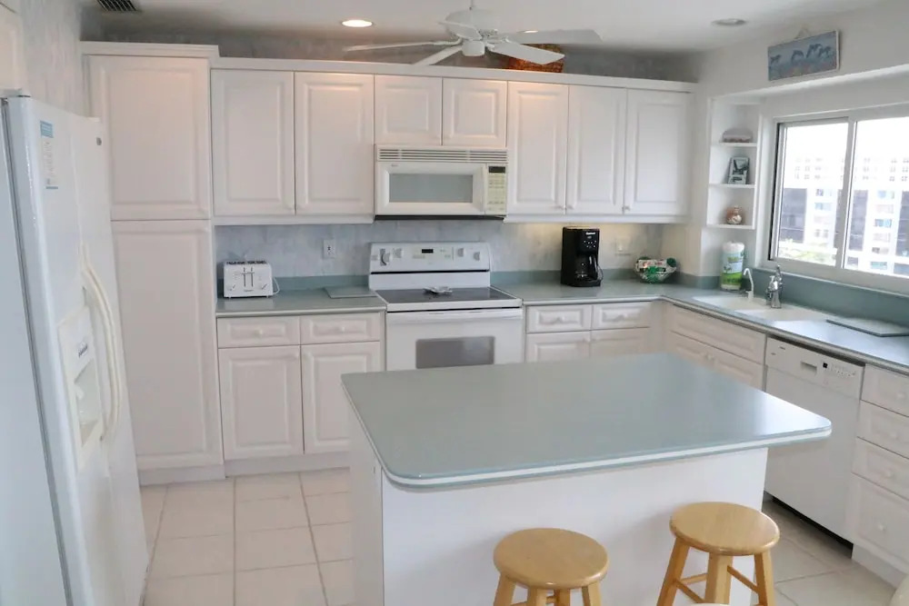 Jamaica Royale 805 Top Floor With Amazing Views! 2 Bedroom Condo