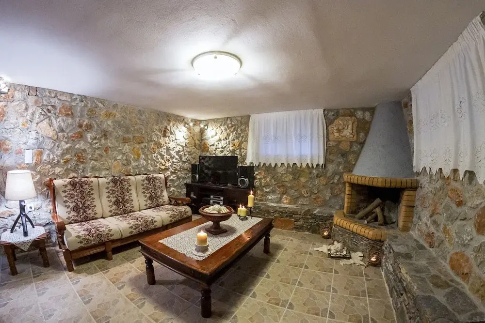 Spacious home with garden in Marathonas