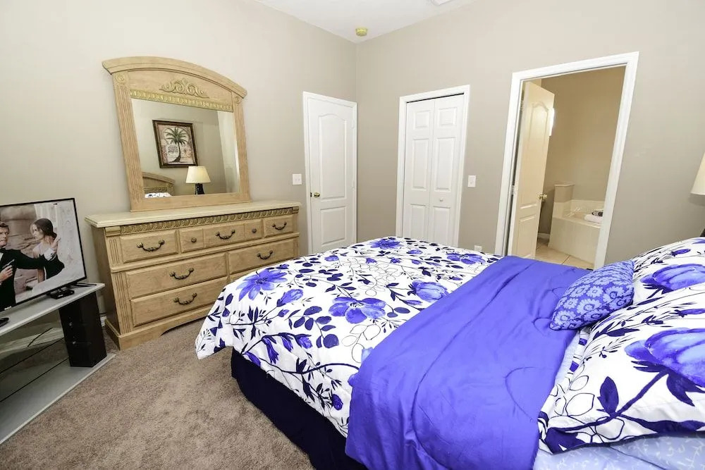 T914BD Hillside Courtyard 4 Br villa by RedAwning