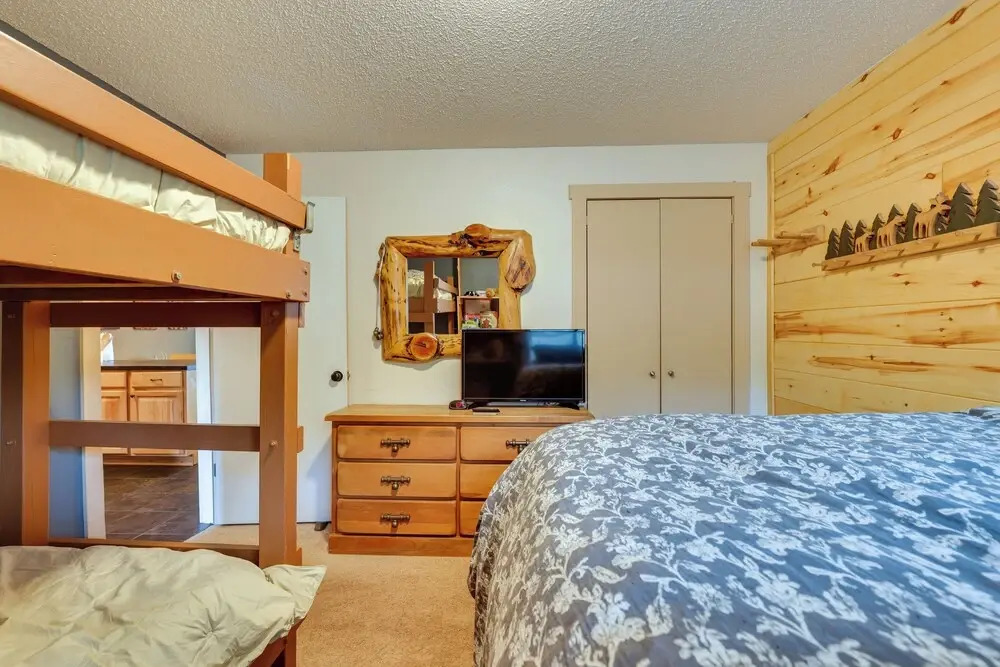 Silverthorne Condo w/ Lake Views: 10 Mi to Skiing!
