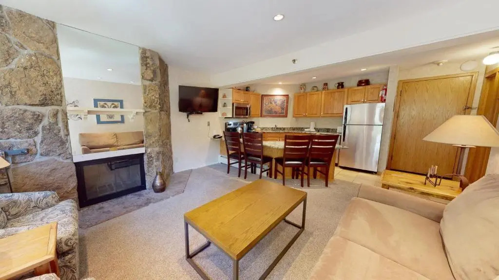 Laurelwood Condominiums Studio Premier Unit 403