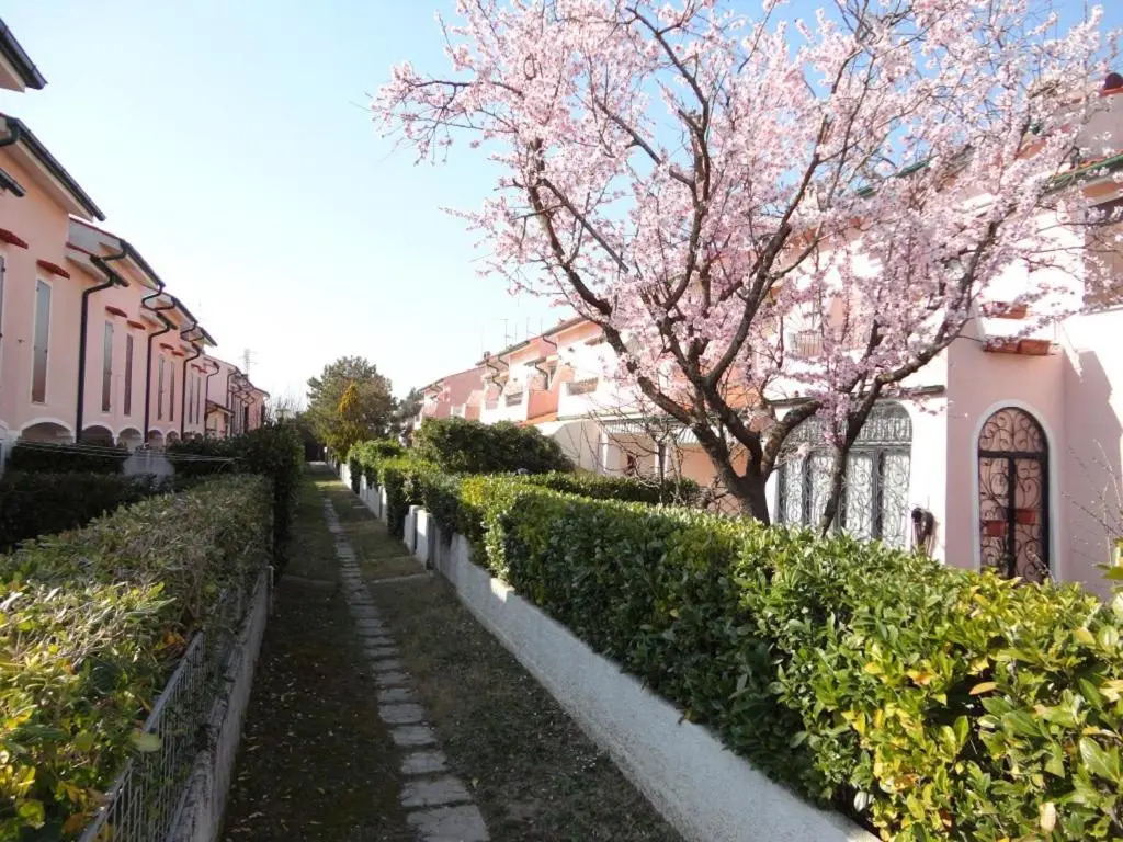 Cosy two - Storey Villa With a Garden and a Shared Swimming Pool