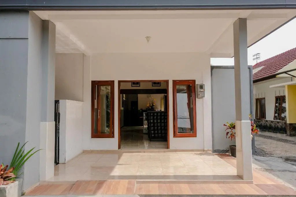 OYO 1028 Garuda Residence