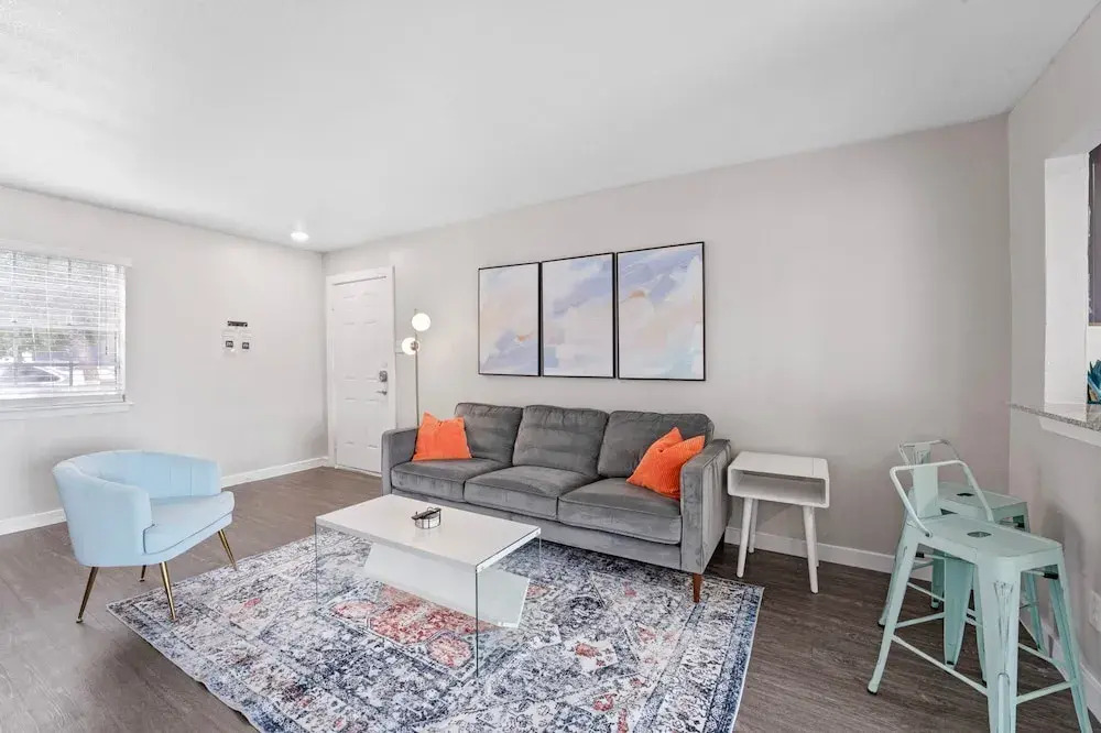 Spacious and Fun King Bed 2BR w Pool 5 Min to DT