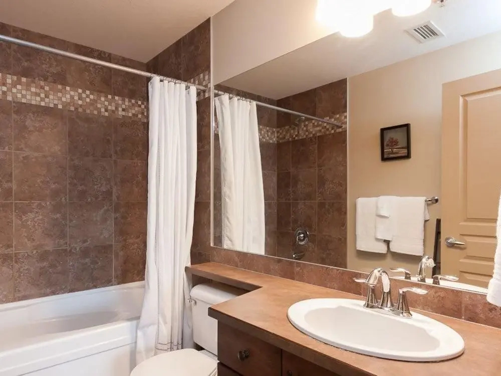 Corner Apartment with Lake View #518
