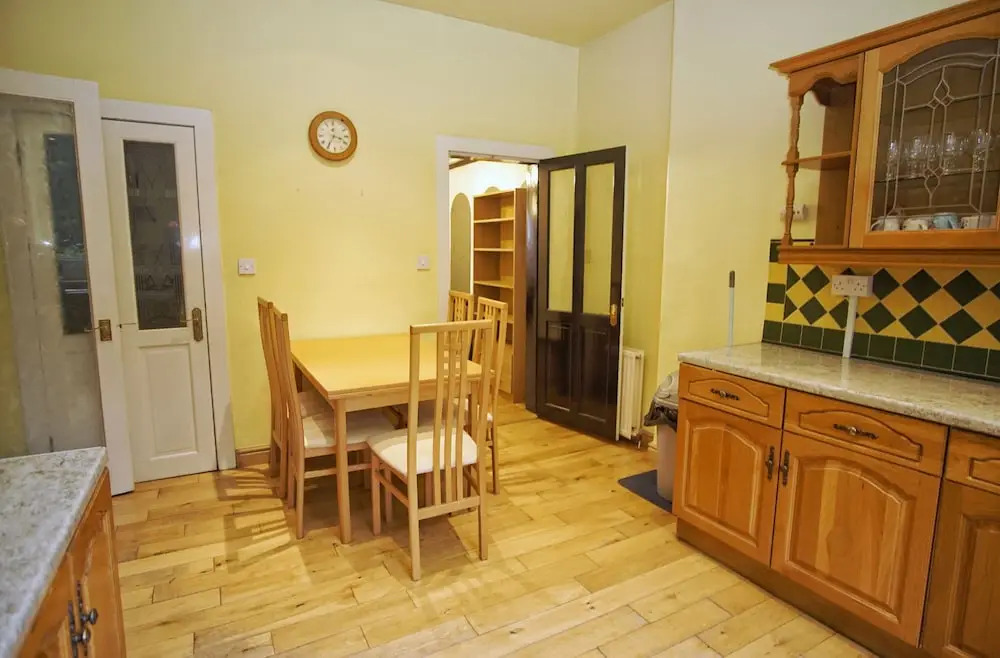 Spacious 2 Bedroom Flat, Leith Walk