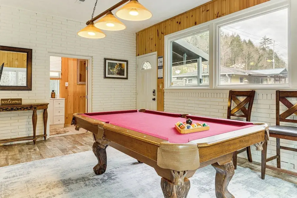 Creekside Home w/ Hot Tub, 3 Mi to Dtwn Gatlinburg