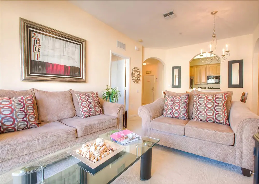 Gorgeous Top-Floor Condo w Private Balcony