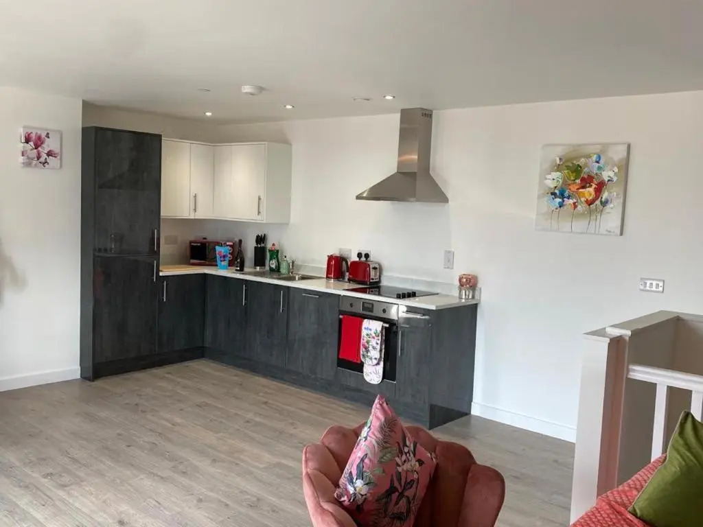 Central 2 bed Newly built DUPLEX Penthouse with FREE Gated, On-site Parking, Lift access, Self Check-in, SUPER Fast WIFI, TWO City view Terraces & Sleeps 6
