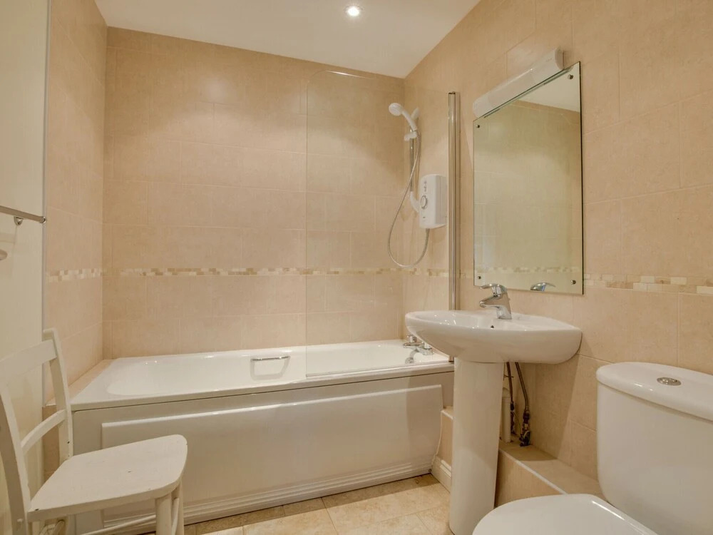 Lovely Holiday Home in Edmonton With Garden