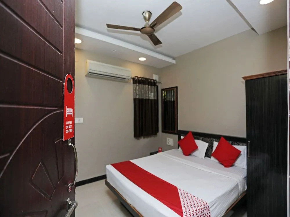 OYO 13392 Hotel Neeraj