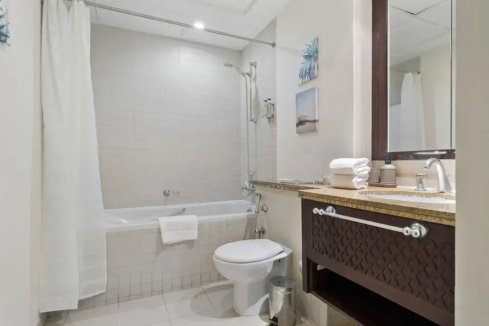 Monty - Stylish Apartment with Partial Burj Khalifa View