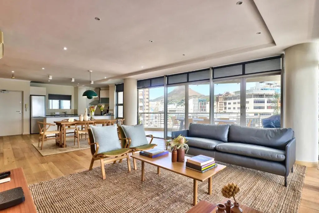 Stylish, Modern Apartment With Breathtaking Views.