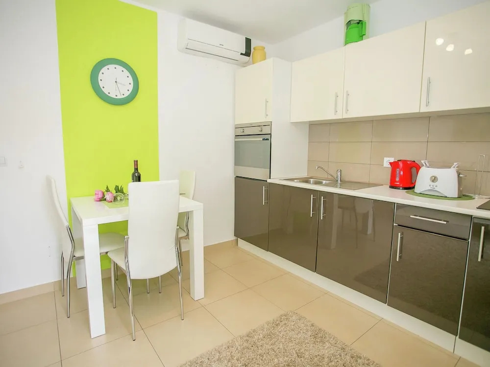 Nice Decorated one Bedroom Apartment With Balcony, Private Parking