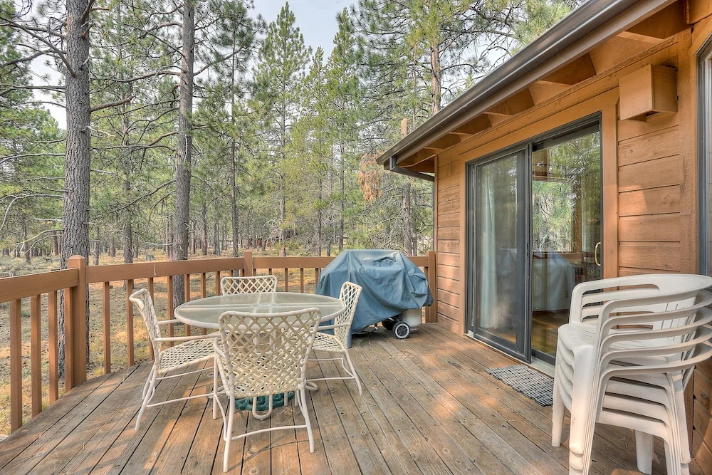 7 Cedar Private Cul-de-sac include Hot Tub with Forest View by RedAwning