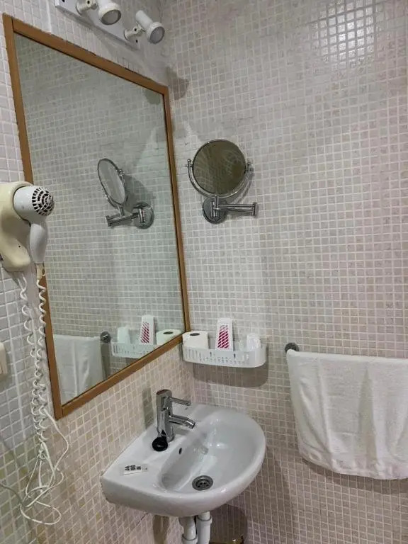 Hostal - Bungalows Camping Cáceres