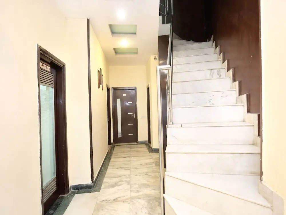 OYO 16441 Hotel Gurjeet
