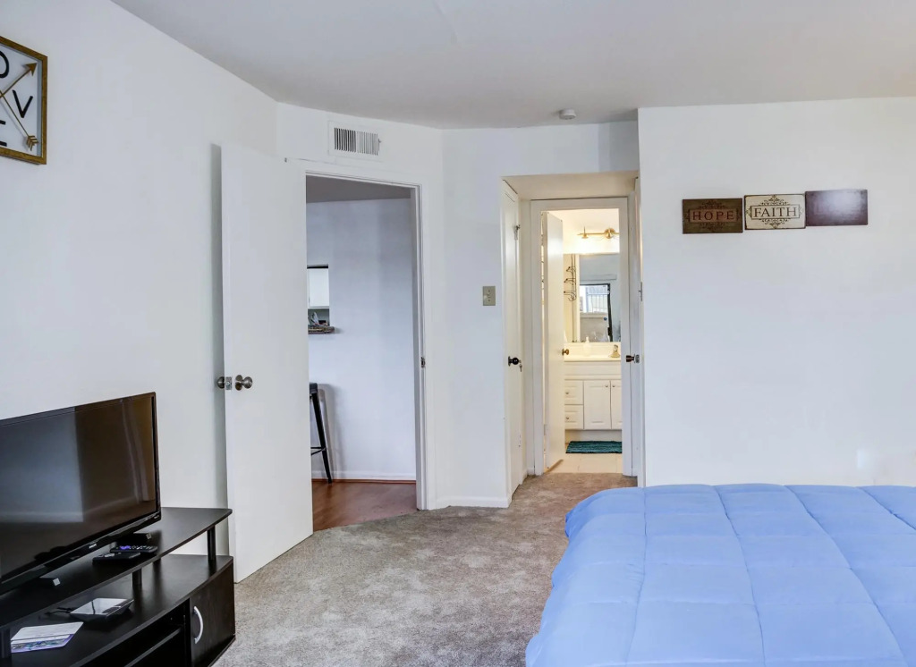 LovelyMedcenter area 3 BR, 2BA  condo w/grill