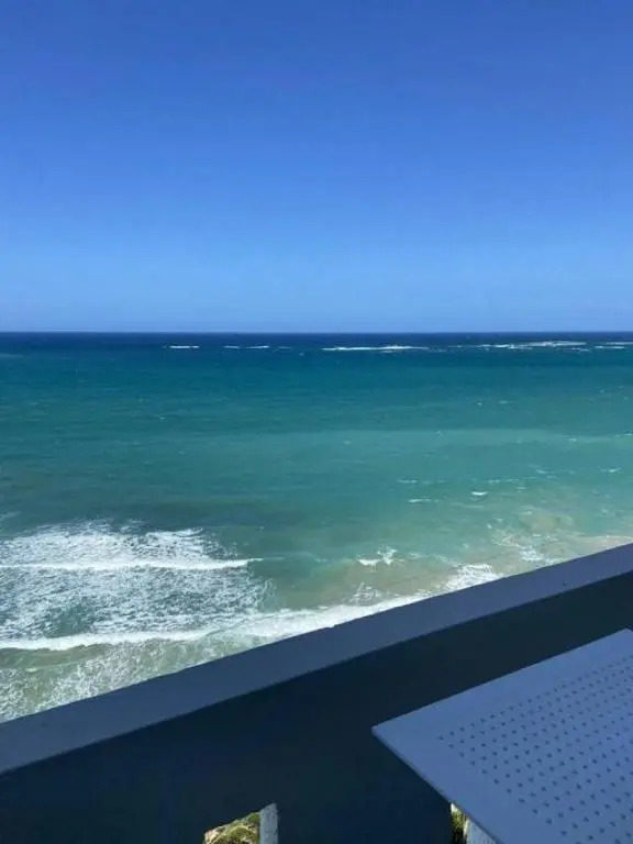 KASA Blue Ocean - 2 bed 2 bath for 4 OCEAN VIEW BALCONY BEACHFRONT CONDO POOL