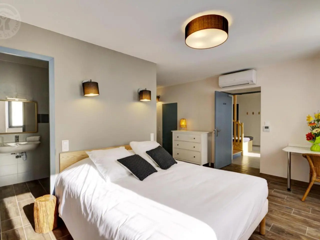 Gîte spacieux avec espace extérieur et jacuzzi à Montchal - FR-1-496-234