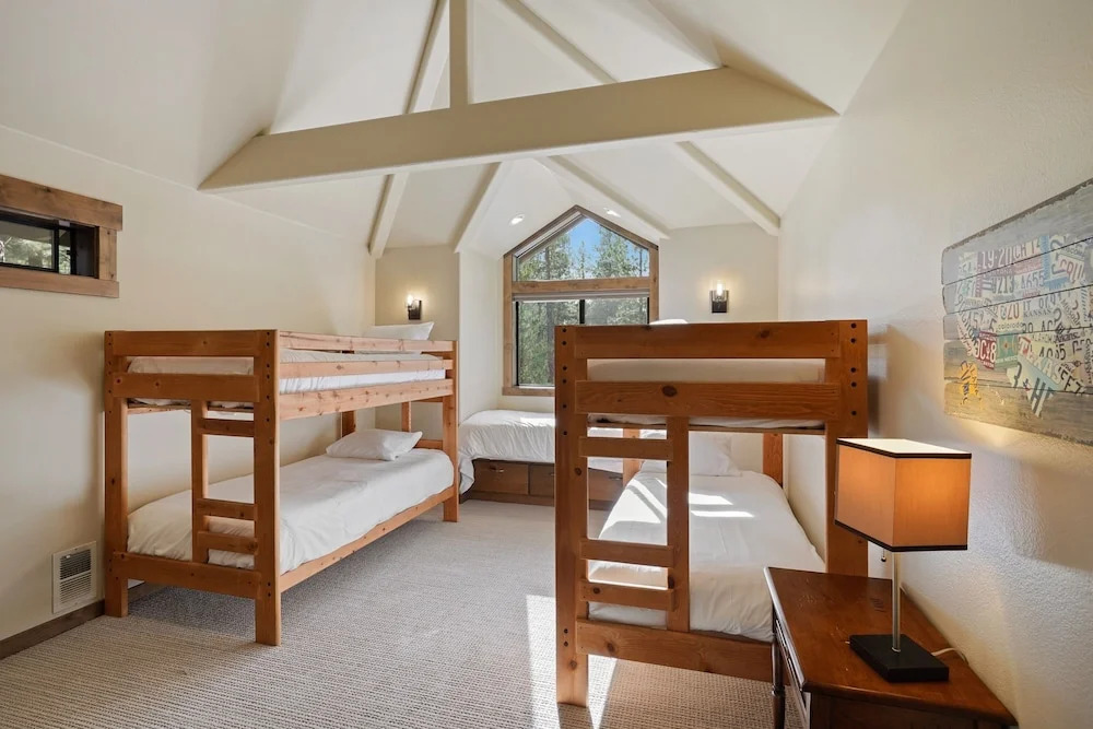 3 Tumalo Home with Wood Burning Stone Fireplace, Hot Tub, and BBQ on the Deck by RedAwning