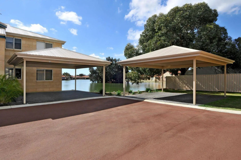Lakeside Holiday Apartments