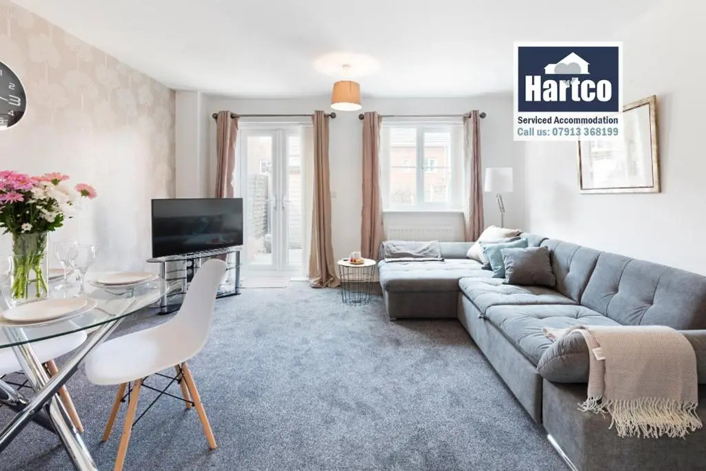 "Book Today" - 4 bed house, Sleeps up to 10, Free wifi, Perfect for Family & Business Travelers - Hartco Serviced Accommodation Walsall