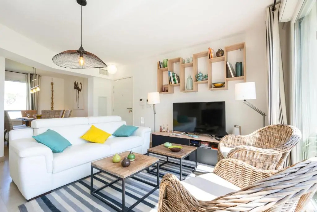 SERRENDY TERRACE SWIMMING-POOL PARKING NEW Close to beaches