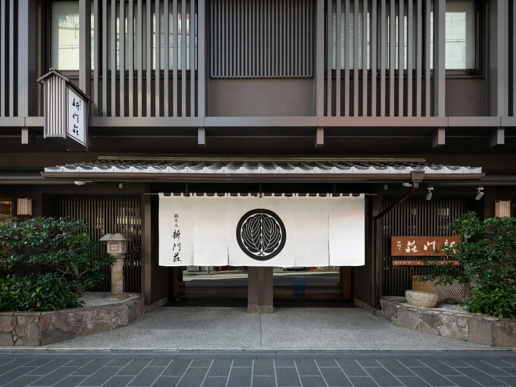 Gion Shinmonso