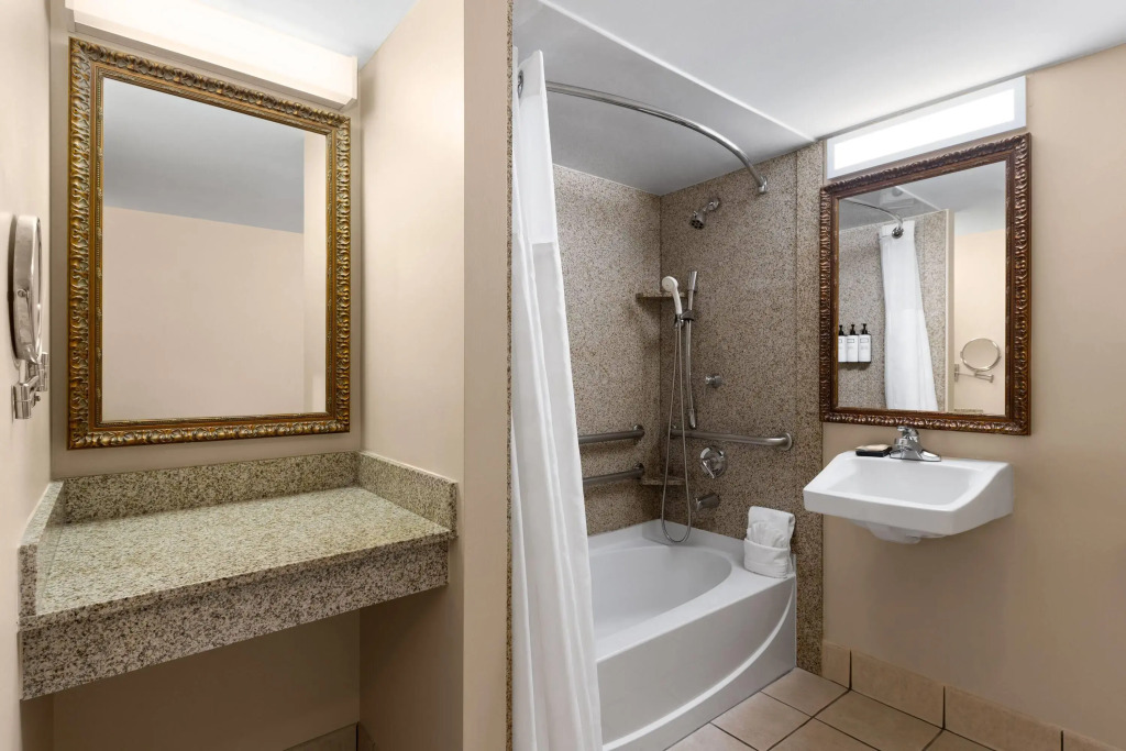 Wyndham Riverfront Hotel