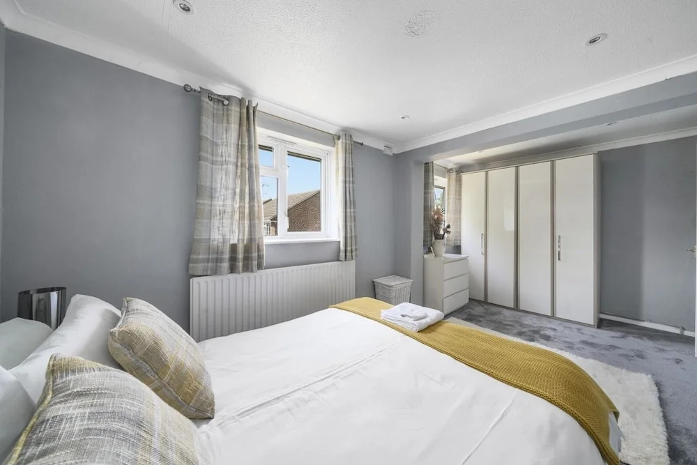 House - Sleeps 8 & on-site parking
