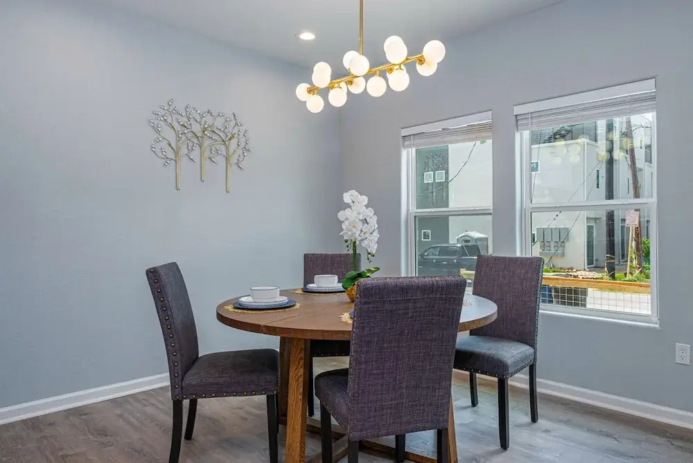 Heaven-sent Convenient 4br/ 3BA Near Downtown