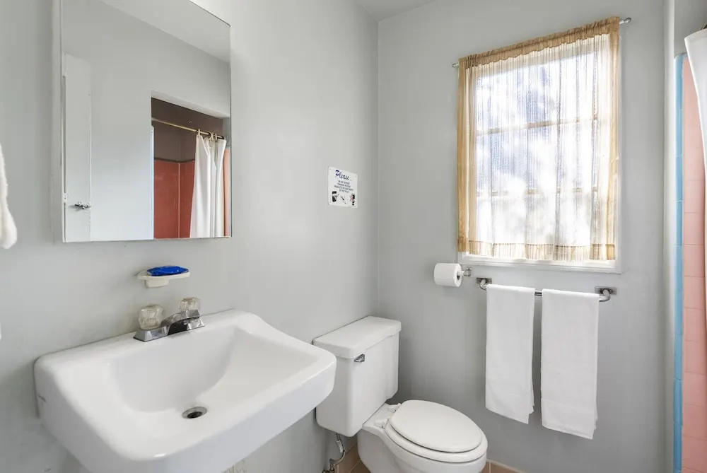 HARRYS MAN CAVE - A Vintage Motel on the Historic 395 route - The New Star Motel Experience