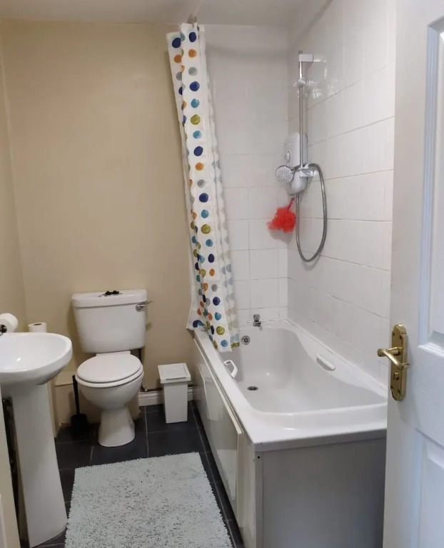 Stunning 6 Bed House With Private Garden in Galway