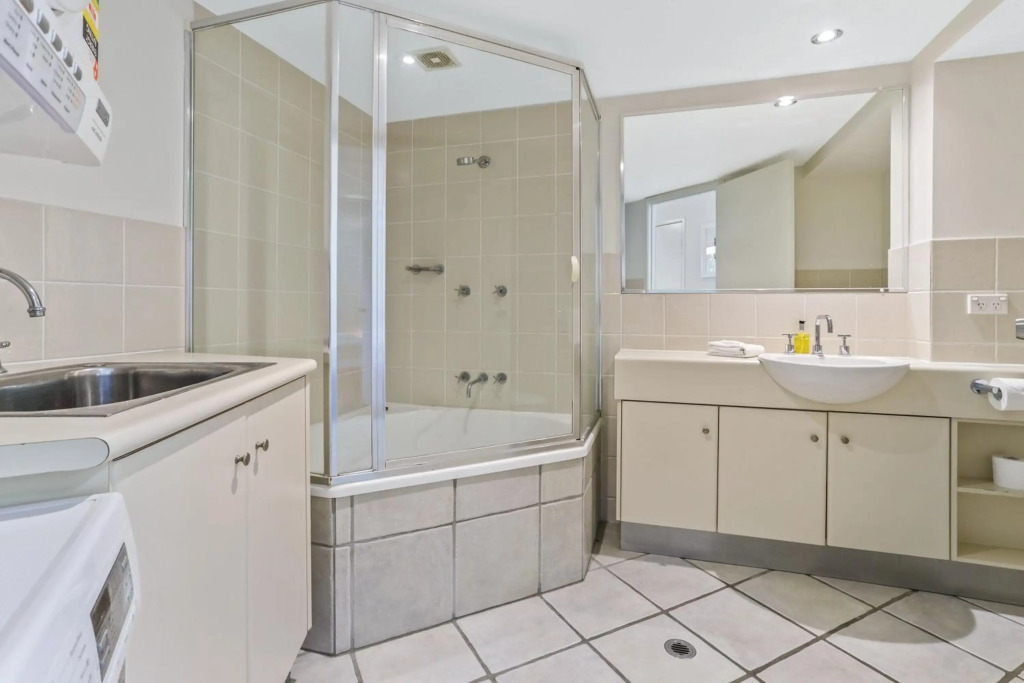 Seaside apartment minutes from Sunshine Beach