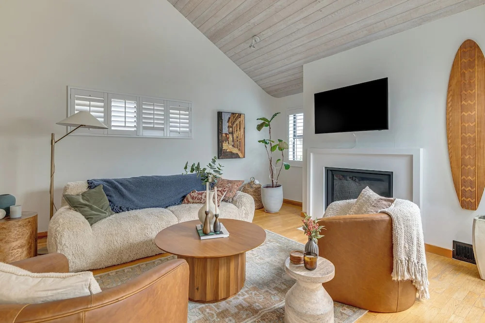 Walk to Venice Beach! Couples Apt w/ Rooftop Deck