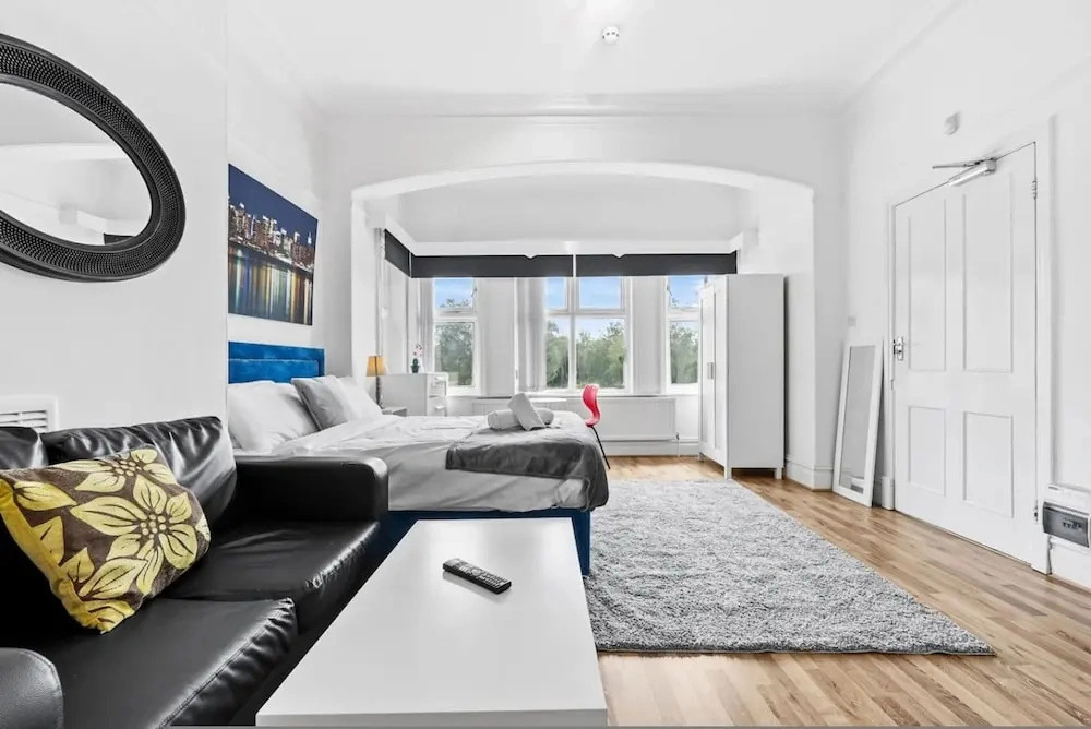 Cosy Leeds Studio Ensuite Kitchenette Wifi Street Parking