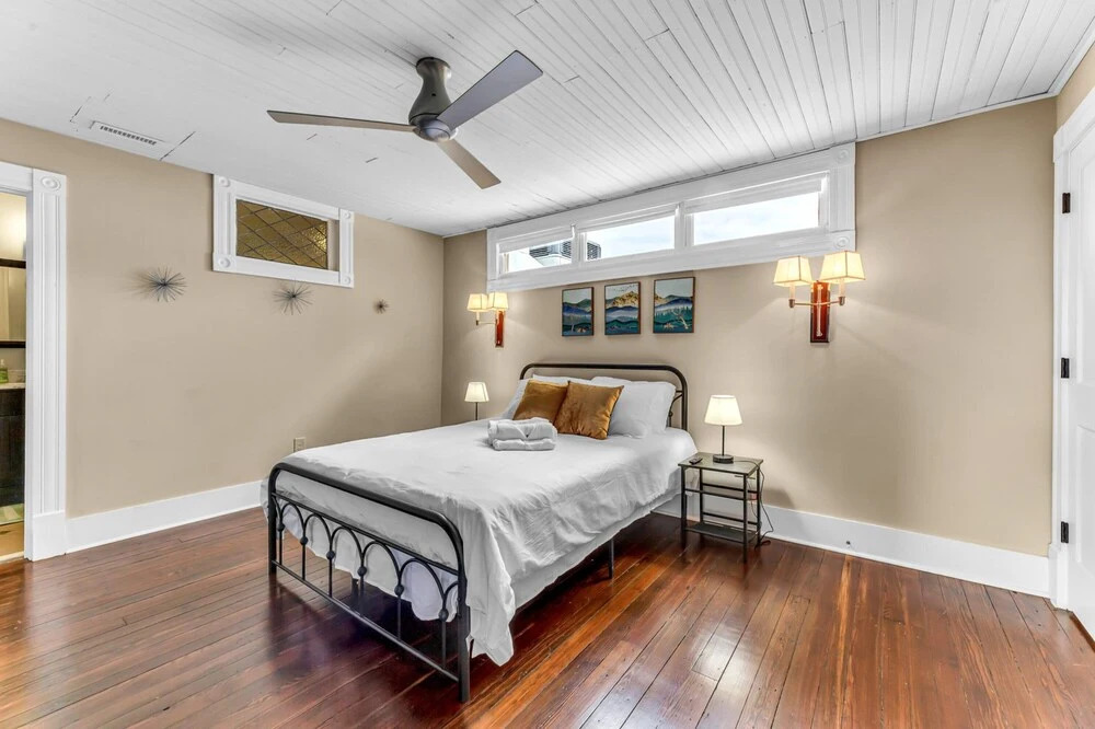The Elm St Suite - Downtown Condo