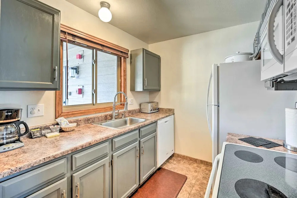 Hike + Relax Poolside! Unit 3 Mi to Dtwn Steamboat