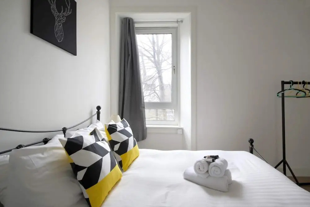 Modern Two Bedroom Flat in Leith