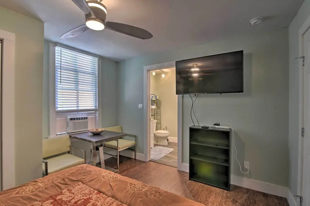Home w/ Patio & Grill: 2 Mi to Galveston Seawall!