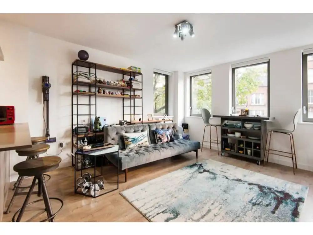 E1 Stunning Two Bathroom Modern Flat