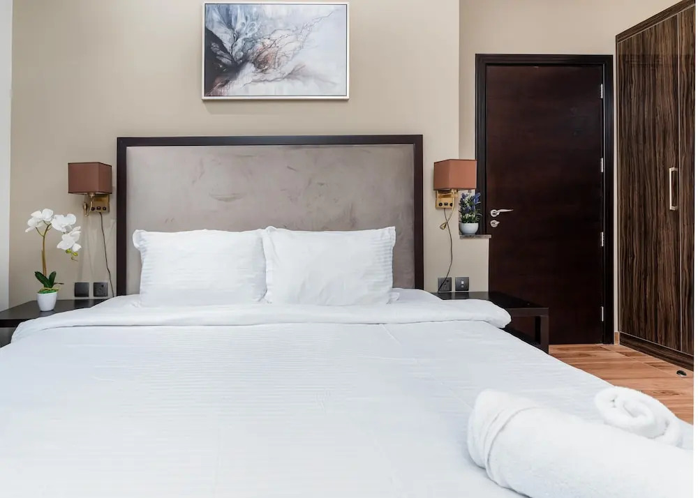 Whitesage - Elite Apartment With Balcony Near Metro Station
